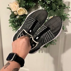 Nike Phantom Fly Knit Runners - size 6.